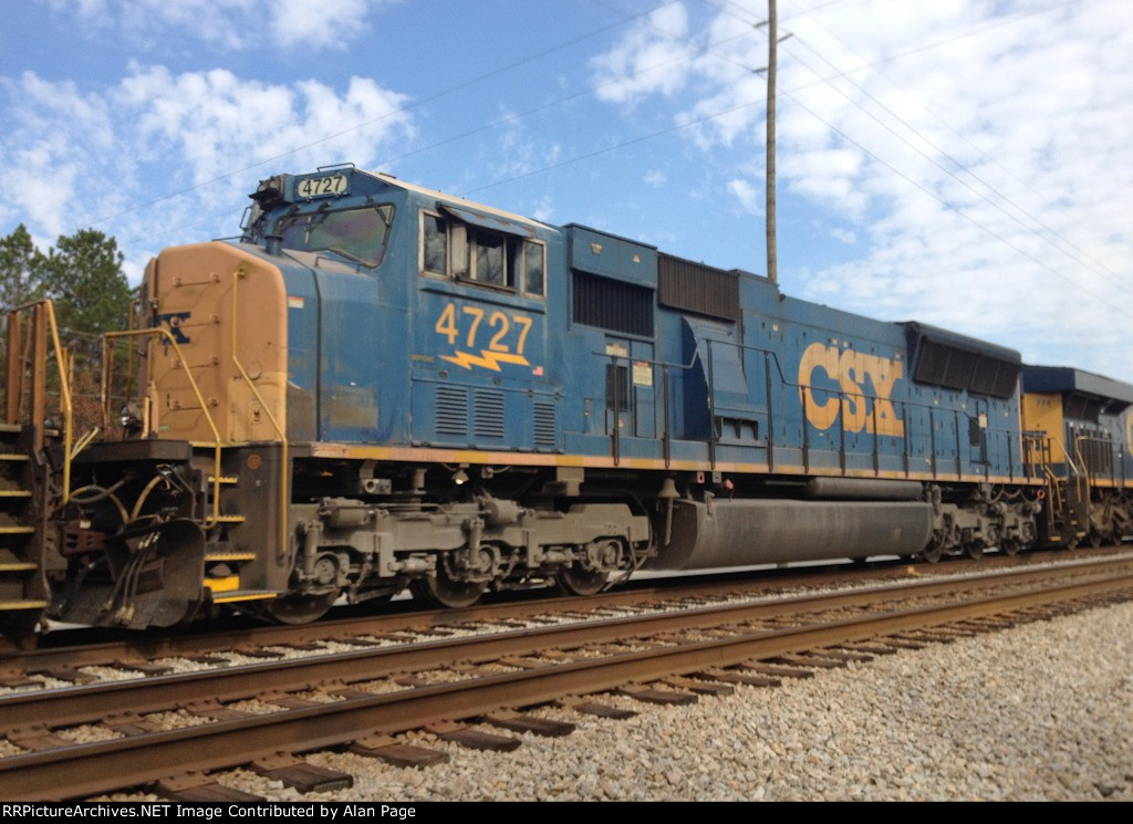 CSX 4727 runs 4th in a line of 7 units waiting for NB green